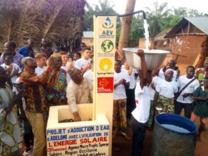 Inauguration de la borne-fontaine reliée à la pompe solaire à Adélomi, novembre 2018 - Source: AEV